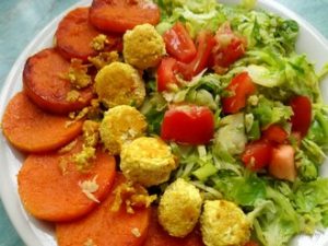 Grillezett sütőtök kelbimbó salátával, tofuval